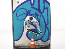 Charger l&#39;image dans la galerie, PERANONIMO Skateboarder - signed sculpture on spraycan
