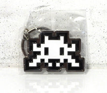 Charger l'image dans la galerie, INVADER Black &amp; White Beyond The Street 2026 - Keychain
